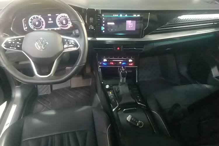 Used Volkswagen Passat 2023 Facelift 330TSI Luxury Edition Center Console