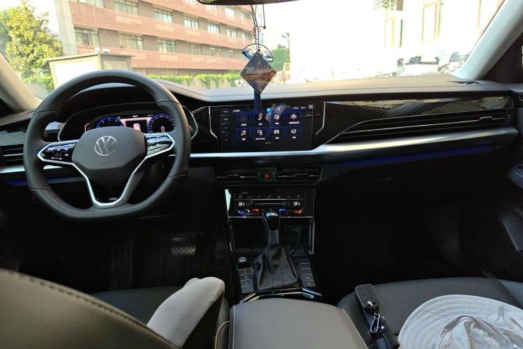Used Volkswagen Passat 2023 Facelift 330TSI Luxury Edition Center Console