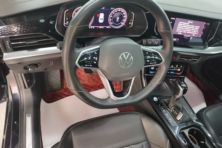 Used Volkswagen Passat 2023 Facelift 330TSI Luxury Edition Center Console