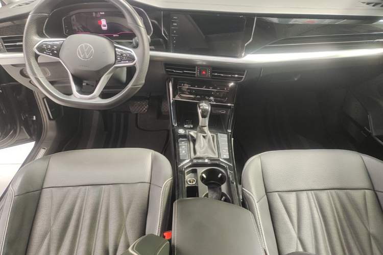 Used Volkswagen Passat 2023 Facelift 330TSI Luxury Edition Center Console
