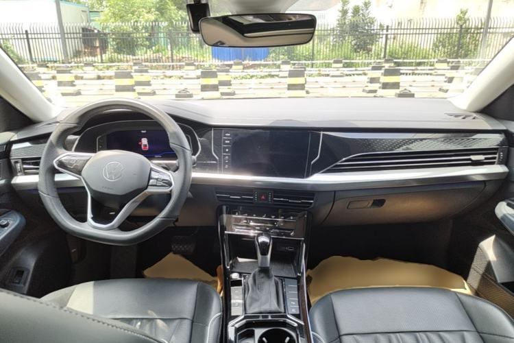 Used Volkswagen Passat 2023 330TSI Luxury Edition Center Console