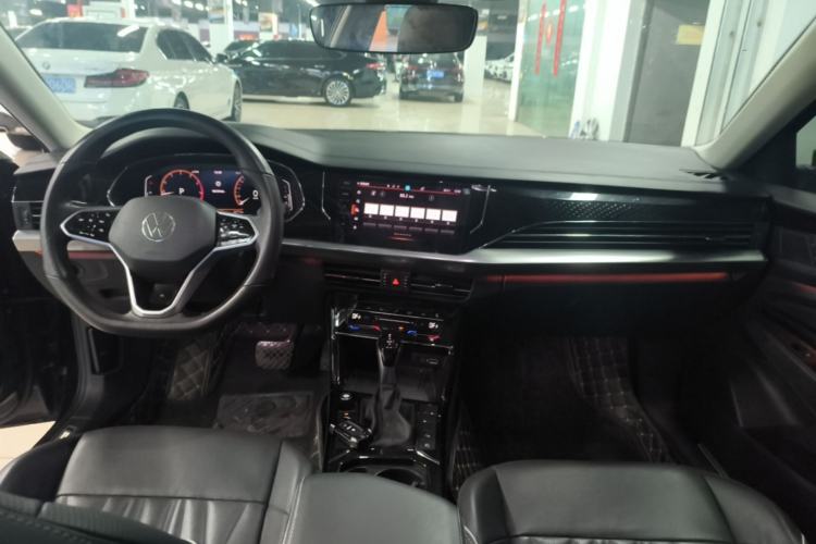 Used Volkswagen Passat 2023 Facelift 330TSI Luxury Edition Center Console