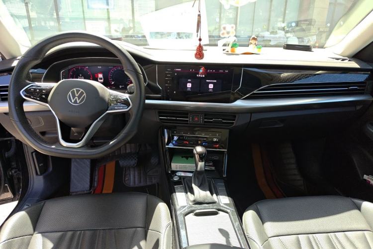 Used Volkswagen Passat 2023 Facelift 330TSI Luxury Edition Center Console