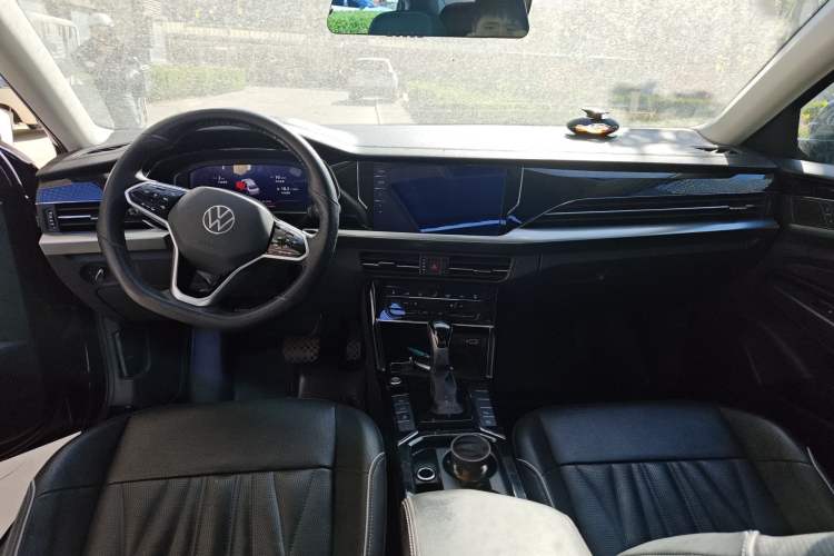 Used Volkswagen Passat 2023 Facelift 330TSI Luxury Edition Center Console