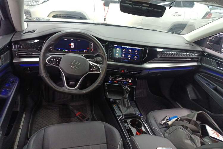 Used Volkswagen Passat 2023 Facelift 330TSI Luxury Edition Center Console