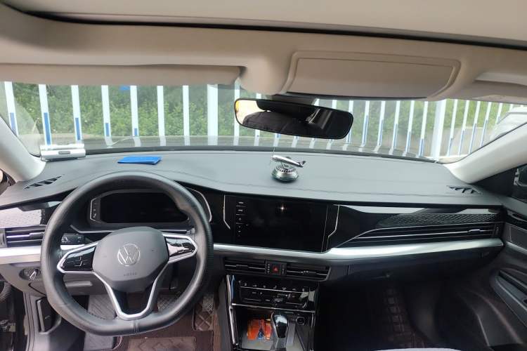 Used Volkswagen Passat 2023 Revised 380TSI Luxury Edition Center Console