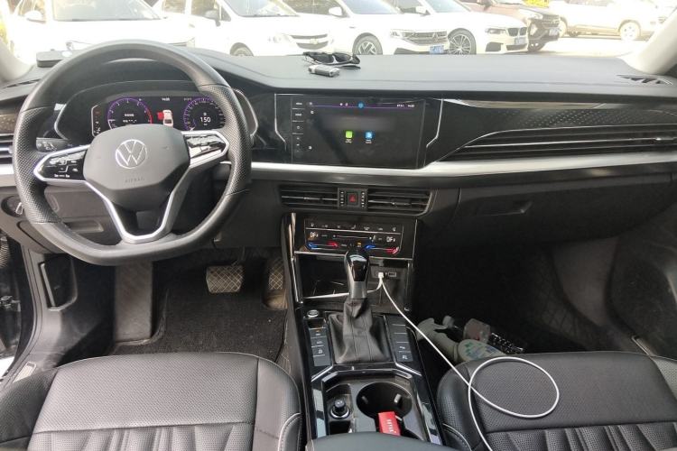 Used Volkswagen Passat 2023 Facelift 330TSI Luxury Edition Center Console