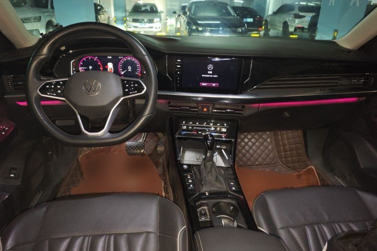 Used Volkswagen Passat 2023 Facelift 330TSI Luxury Edition Center Console