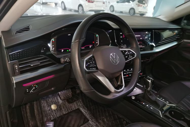 Used Volkswagen Passat 2023 Facelift 330TSI Luxury Edition Center Console