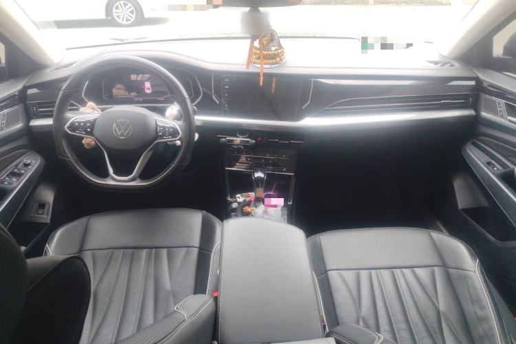 Used Volkswagen Passat 2023 Facelift 330TSI Luxury Edition Center Console