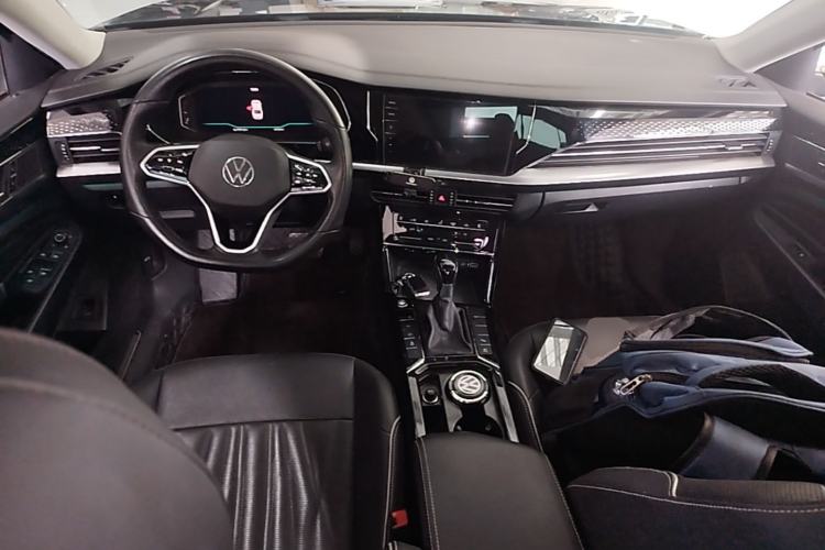 Used Volkswagen Passat 2023 Facelift 330TSI Luxury Edition Center Console