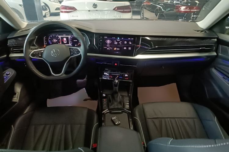 Used Volkswagen Passat 2023 Facelift 330TSI Luxury Edition Center Console