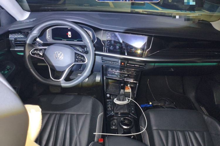 Used Volkswagen Passat 2023 Facelift 330TSI Luxury Edition Center Console