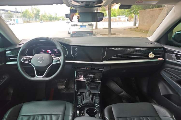 Used Volkswagen Passat 2023 Facelift 330TSI Luxury Edition Center Console