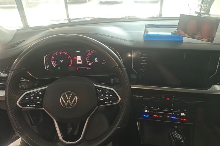 Used Volkswagen Passat 2023 Facelift 330TSI Luxury Edition Center Console