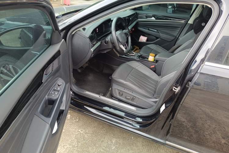 Used Volkswagen Passat 2023 Facelift 330TSI Luxury Edition Driver Seat