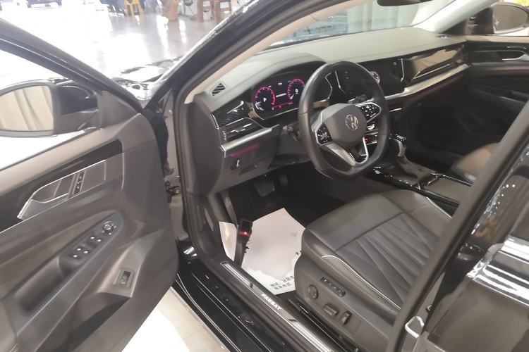 Used Volkswagen Passat 2023 Facelift 330TSI Luxury Edition Driver Seat