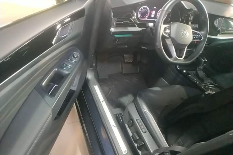 Used Volkswagen Passat 2023 Facelift 330TSI Luxury Edition Driver Seat