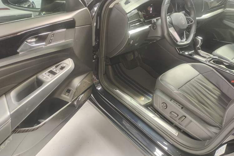 Used Volkswagen Passat 2023 Facelift 330TSI Luxury Edition Driver Seat