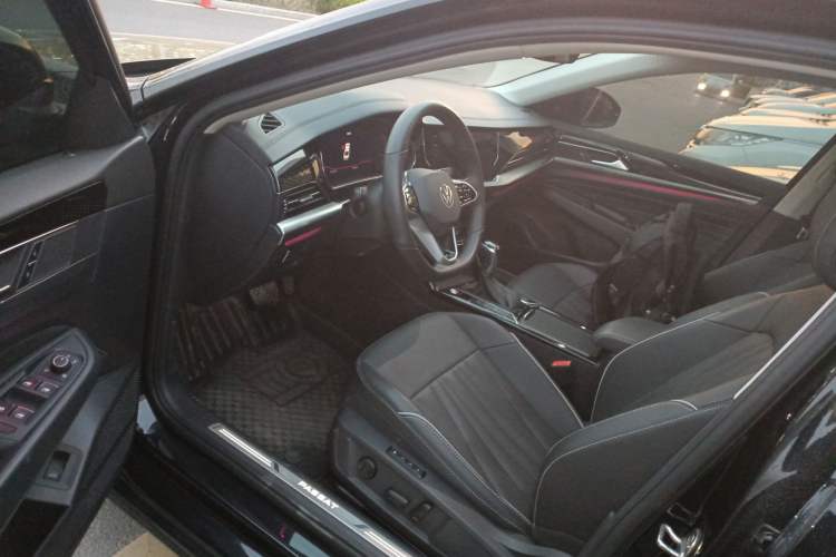 Used Volkswagen Passat 2023 Facelift 330TSI Luxury Edition Driver Seat