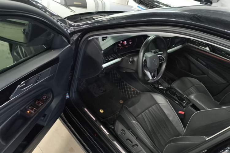 Used Volkswagen Passat 2023 Facelift 330TSI Luxury Edition Driver Seat