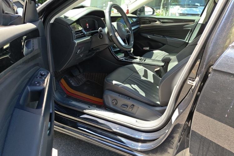 Used Volkswagen Passat 2023 Facelift 330TSI Luxury Edition Driver Seat