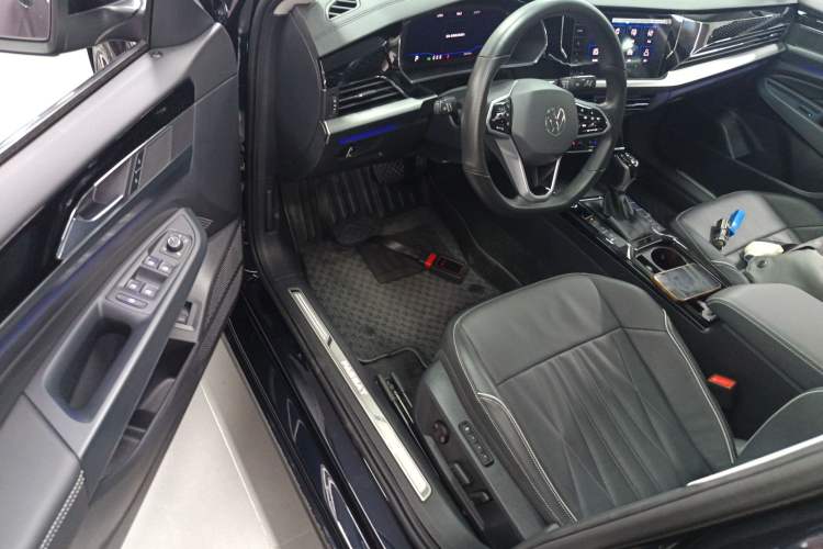 Used Volkswagen Passat 2023 Facelift 330TSI Luxury Edition Driver Seat