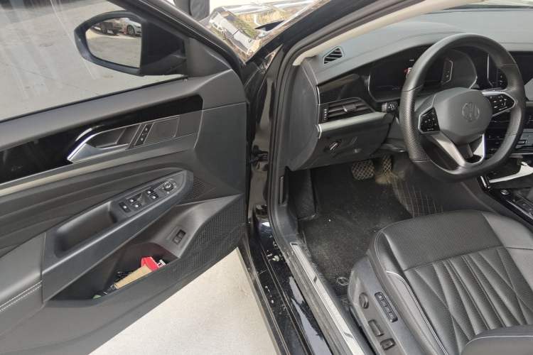 Used Volkswagen Passat 2023 Facelift 330TSI Luxury Edition Driver Seat