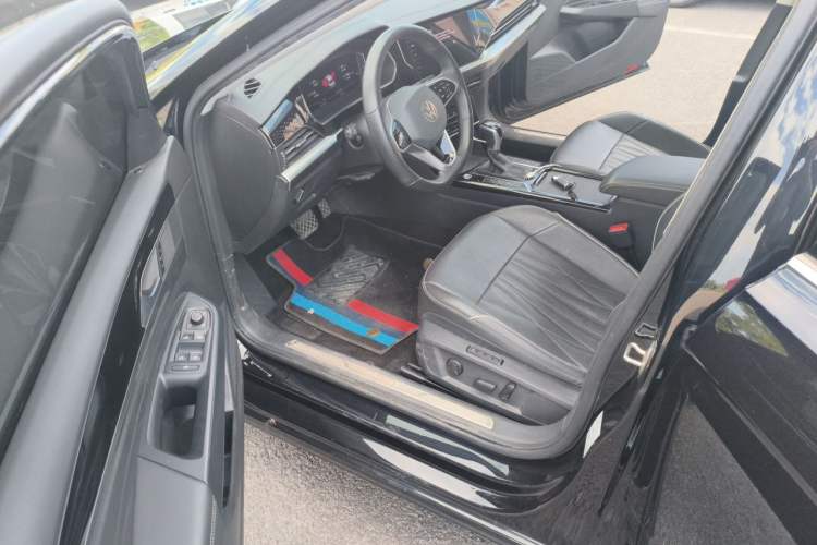 Used Volkswagen Passat 2023 Facelift 330TSI Luxury Edition Driver Seat