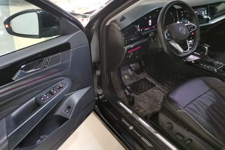 Used Volkswagen Passat 2023 Facelift 330TSI Luxury Edition Driver Seat