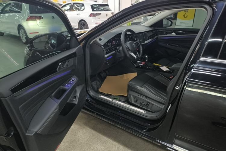 Used Volkswagen Passat 2023 Facelift 330TSI Luxury Edition Driver Seat