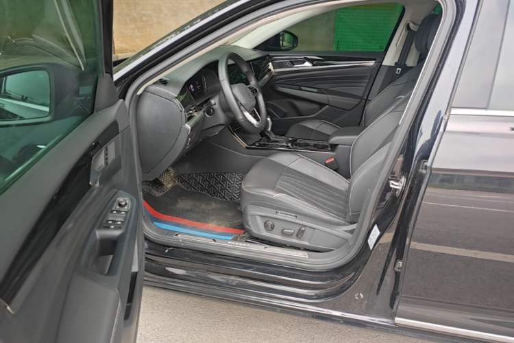 Used Volkswagen Passat 2023 Facelift 330TSI Luxury Edition Driver Seat