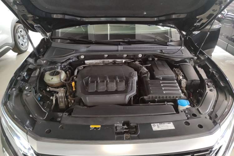 Used Volkswagen Passat 2023 330TSI Luxury Edition Engine Bay