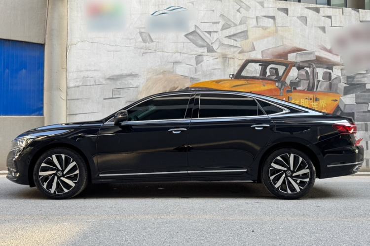 Used Volkswagen Passat 2023 Facelift 330TSI Luxury Edition Exterior 3