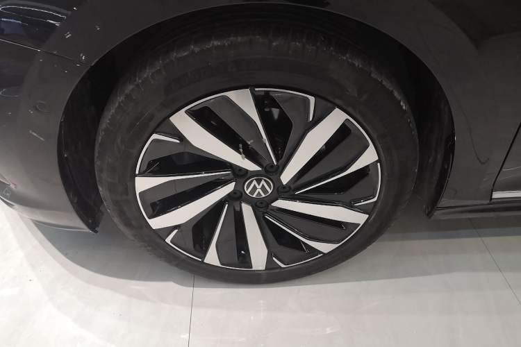 Used Volkswagen Passat 2023 Facelift 330TSI Luxury Edition Exterior 4