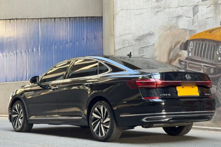 Used Volkswagen Passat 2023 Facelift 330TSI Luxury Edition Exterior 4