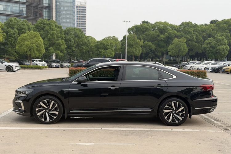 Used Volkswagen Passat 2023 Facelift 330TSI Luxury Edition Exterior 4