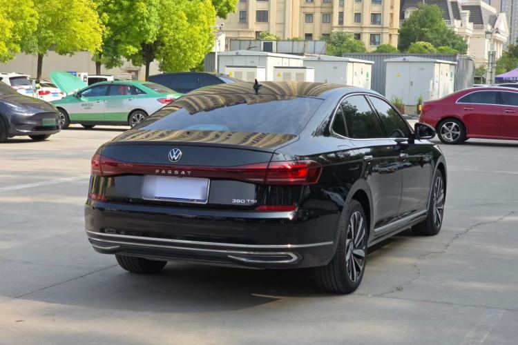 Used Volkswagen Passat 2023 Facelift 330TSI Luxury Edition Exterior 4