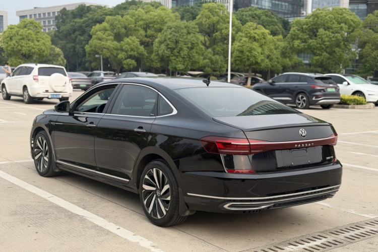 Used Volkswagen Passat 2023 Facelift 330TSI Luxury Edition Exterior 5