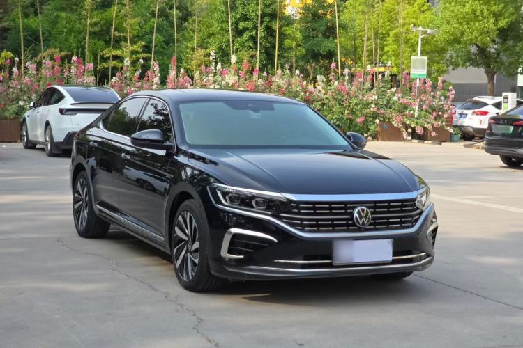 Used Volkswagen Passat 2023 Facelift 330TSI Luxury Edition Exterior 5