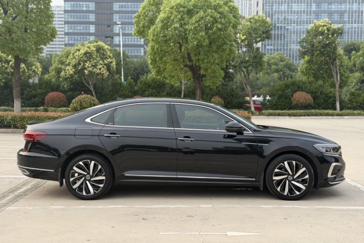 Used Volkswagen Passat 2023 Facelift 330TSI Luxury Edition Exterior 8