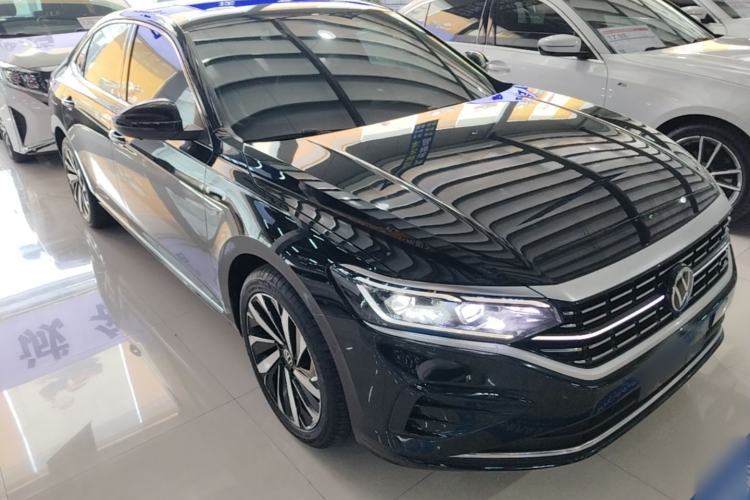 Used Volkswagen Passat 2023 Facelift 330TSI Luxury Edition Front Right 45 Deg