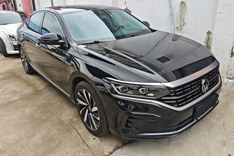Used Volkswagen Passat 2023 Facelift 330TSI Luxury Edition Front Right 45 Deg