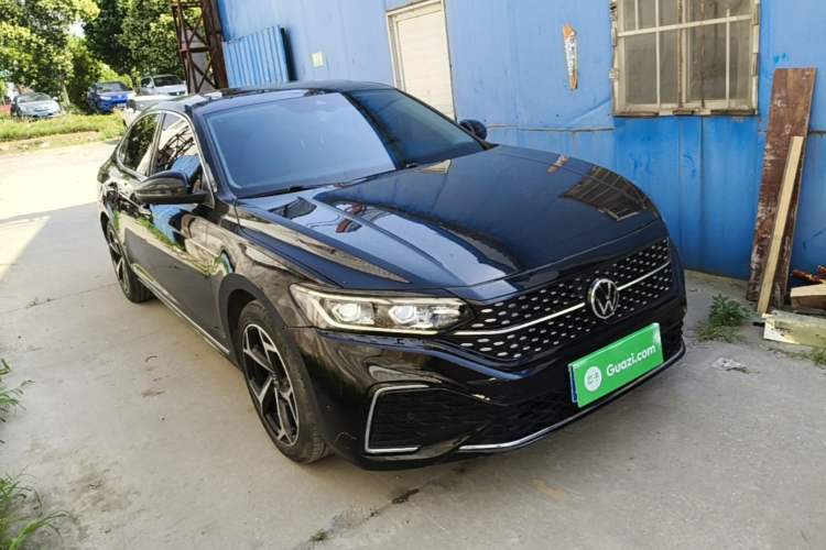 Used Volkswagen Passat 2023 Restyled 330TSI Starry Luxury Edition Front Right 45 Deg