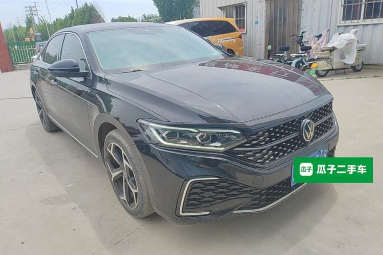 Used Volkswagen Passat 2023 330TSI Starry Luxury Edition Front Right 45 Deg