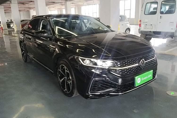Used Volkswagen Passat 2023 330TSI Starry Luxury Edition Front Right 45 Deg