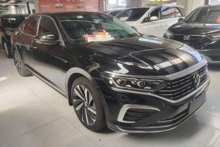 Used Volkswagen Passat 2023 Facelift 330TSI Luxury Edition Front Right 45 Deg