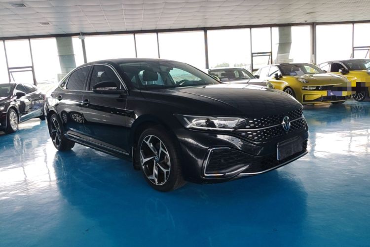 Used Volkswagen Passat 2023 Restyled 330TSI Starry Luxury Edition Front Right 45 Deg
