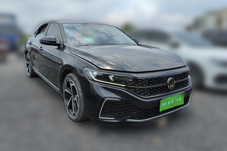 Used Volkswagen Passat 2023 330TSI Starry Elite Edition Front Right 45 Deg