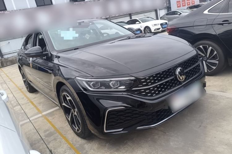 Used Volkswagen Passat 2023 Restyled 330TSI Starry Luxury Edition Front Right 45 Deg